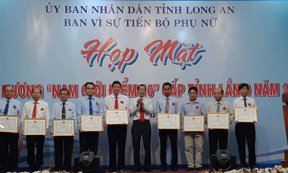 Long An: Họp mặt biểu dương Nam giới điểm 10 cấp tỉnh lần thứ 9 năm 2018