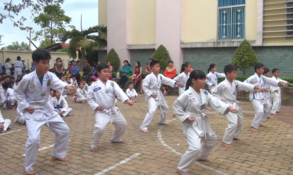 Đức Hòa: Kỳ thi nâng đai cấp võ sinh Taekwondo