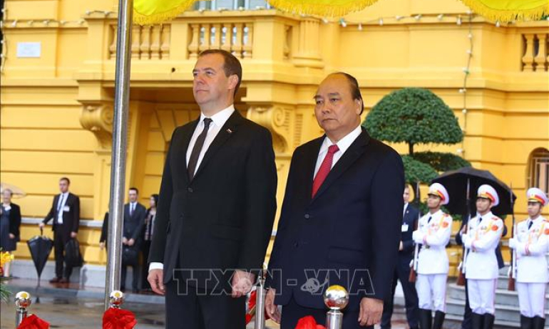 Lễ đón Thủ tướng Liên bang Nga Dmitry Medvedev thăm chính thức Việt Nam