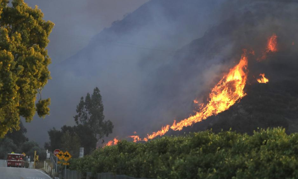 Cháy rừng ngùn ngụt ở bang California, dân cư Mỹ sơ tán khẩn