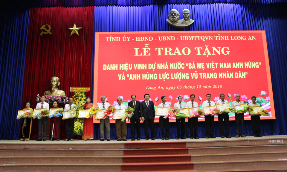 Phong tặng, truy tặng 101 danh hiệu Bà mẹ VNAH và Anh hùng LLVT nhân dân