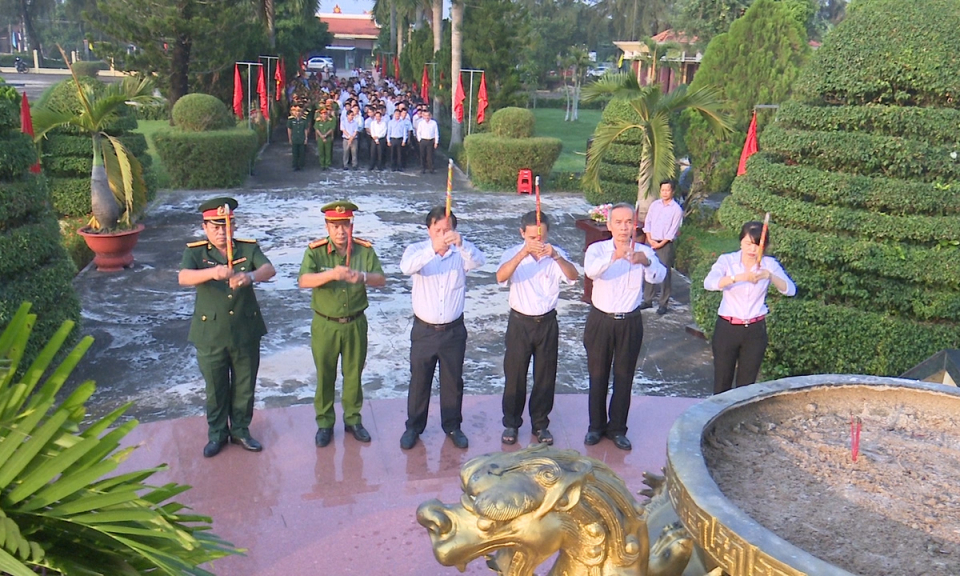 Các huyện viếng nghĩa trang liệt sĩ, cầu siêu hương linh các anh hùng liệt sĩ và mẹ VNAH