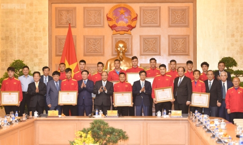 Thủ tướng gặp mặt và khen thưởng Đội tuyển bóng đá Việt Nam