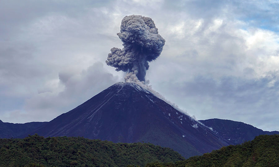 Ecuador: Núi lửa gần thủ đô Quito phun trào cột tro bụi cao hơn 500m