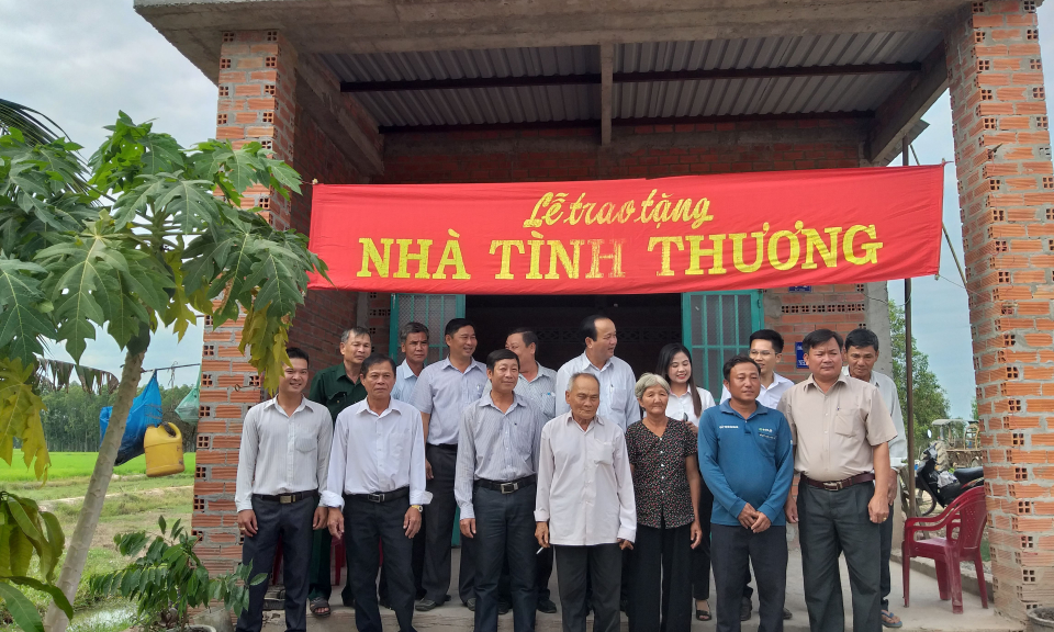 Đức Huệ: Trao tặng nhà tình thương cho hộ cận nghèo