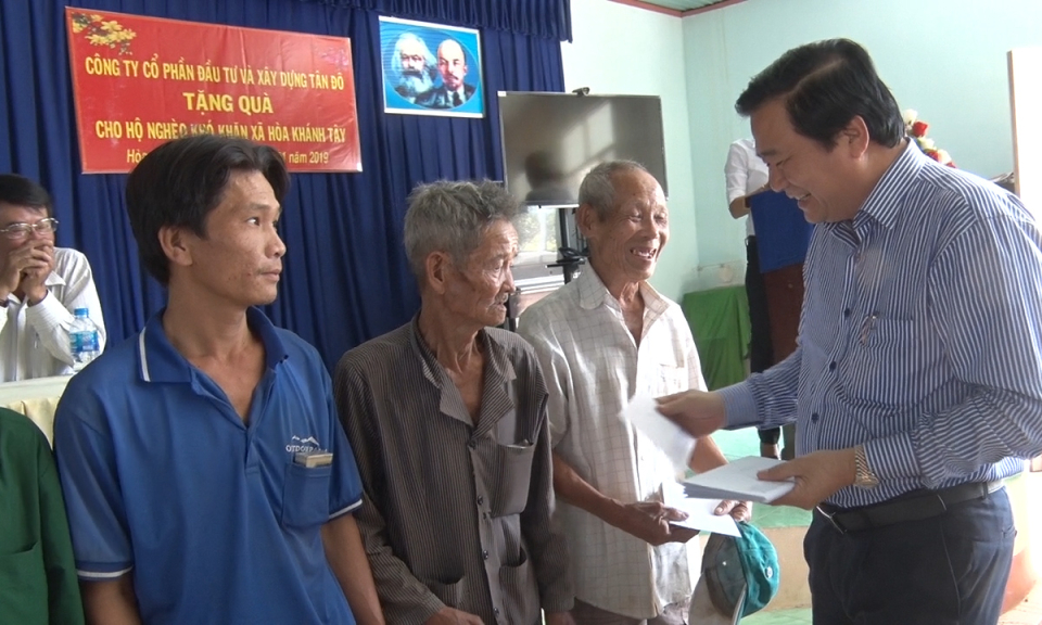 Long An: Trao quà cho gia đình chính sách, hộ nghèo vui xuân, đón tết