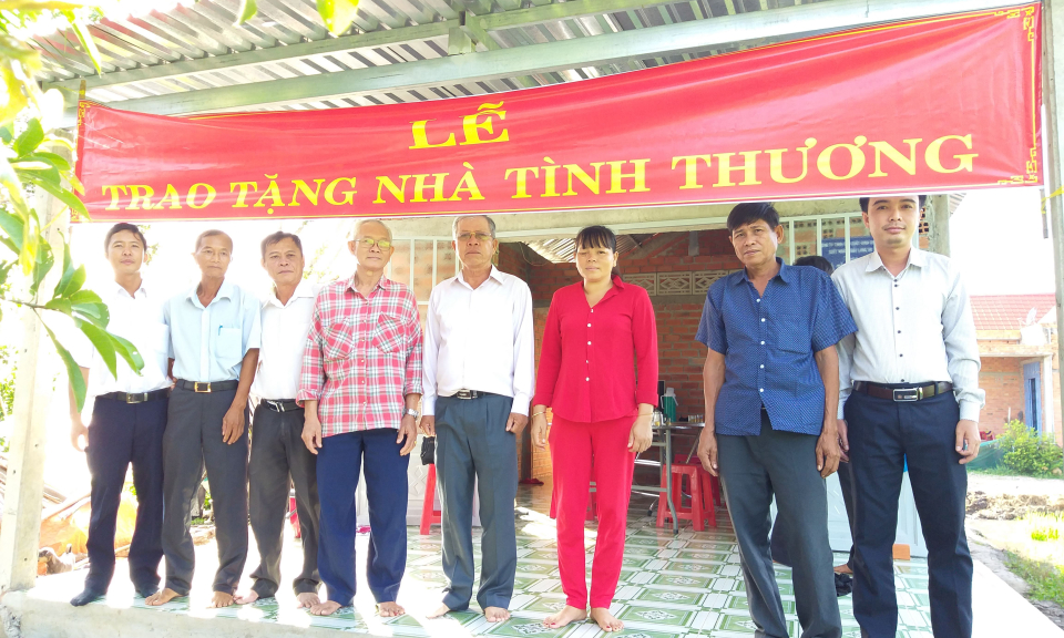 Công ty sản xuất kinh doanh xuất nhập khẩu Long An trao tặng 5 căn nhà tình thương