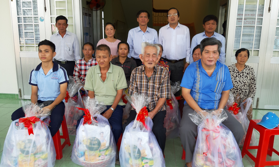 Long An: các nơi trao tặng quà vui xuân, đón tết