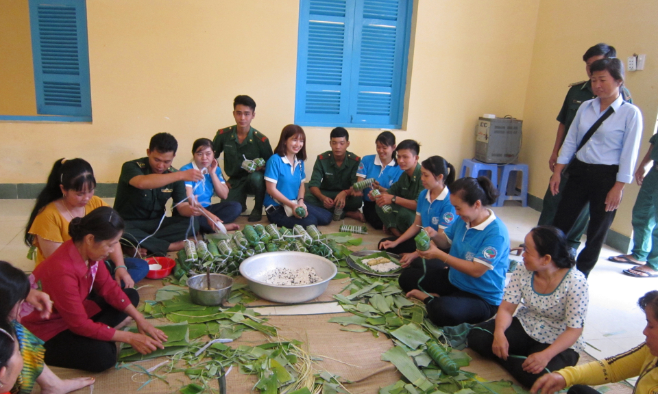 Mộc Hóa: Ngày hội gói bánh tét ấm tình quân dân