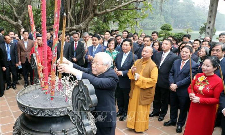 Tổng Bí thư, Chủ tịch nước Nguyễn Phú Trọng và Phu nhân thả cá chép tại hồ Hoàn Kiếm