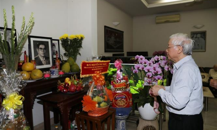 Tổng Bí thư, Chủ tịch nước Nguyễn Phú Trọng thắp hương tưởng niệm nguyên Tổng Bí thư Nguyễn Văn Linh