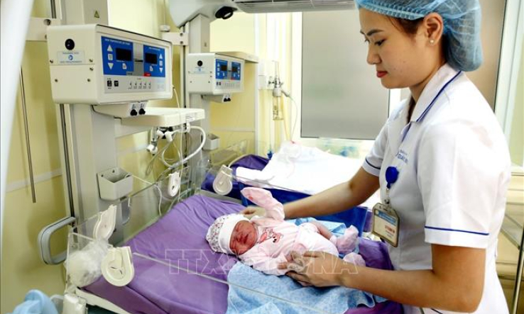 Khoảnh khắc hạnh phúc đón công dân đầu tiên của năm 2019