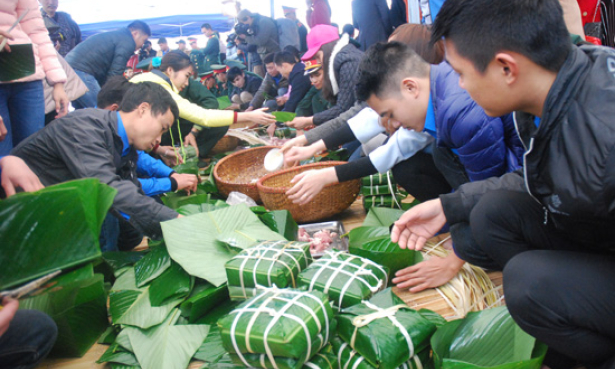 Gói bánh chưng tặng người nghèo ăn Tết