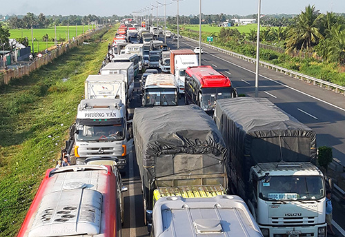 Vụ tai nạn làm kẹt xe 5 km, trong hai giờ. Ảnh: Hoàng Nam