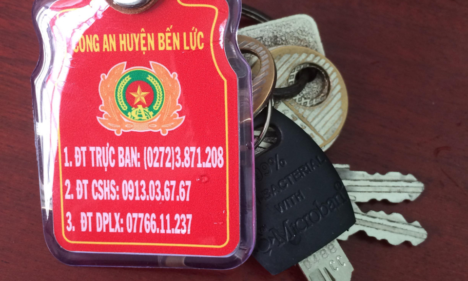 Bến Lức: Cấp phát trên 4.000 móc khóa tiếp nhận thông tin ANTT