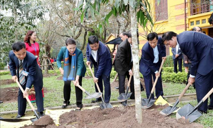 Chủ tịch Quốc hội trồng cây lưu niệm tại Khu Di tích Chủ tịch Hồ Chí Minh