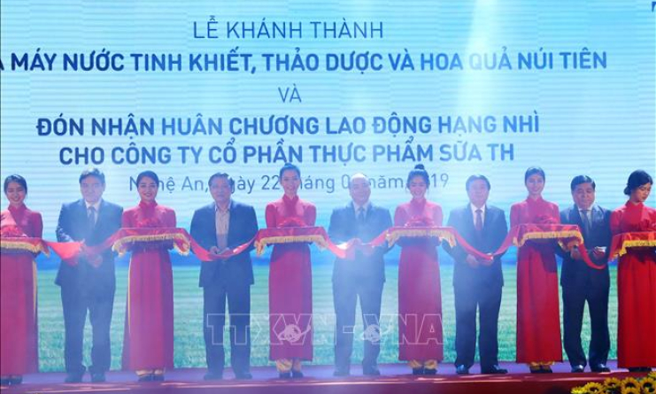 Thủ tướng dự Lễ khánh thành Nhà máy sản xuất nước tinh khiết, thảo dược và hoa quả Núi Tiên