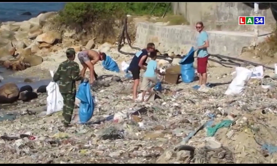 Bay từ Nam Phi, Argentina, Hà Lan qua Việt Nam… nhặt rác