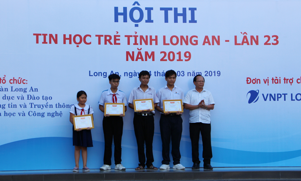 33 thí sinh đã nhận giải thưởng hội thi Tin học trẻ Tỉnh Long An lần thứ XXIII