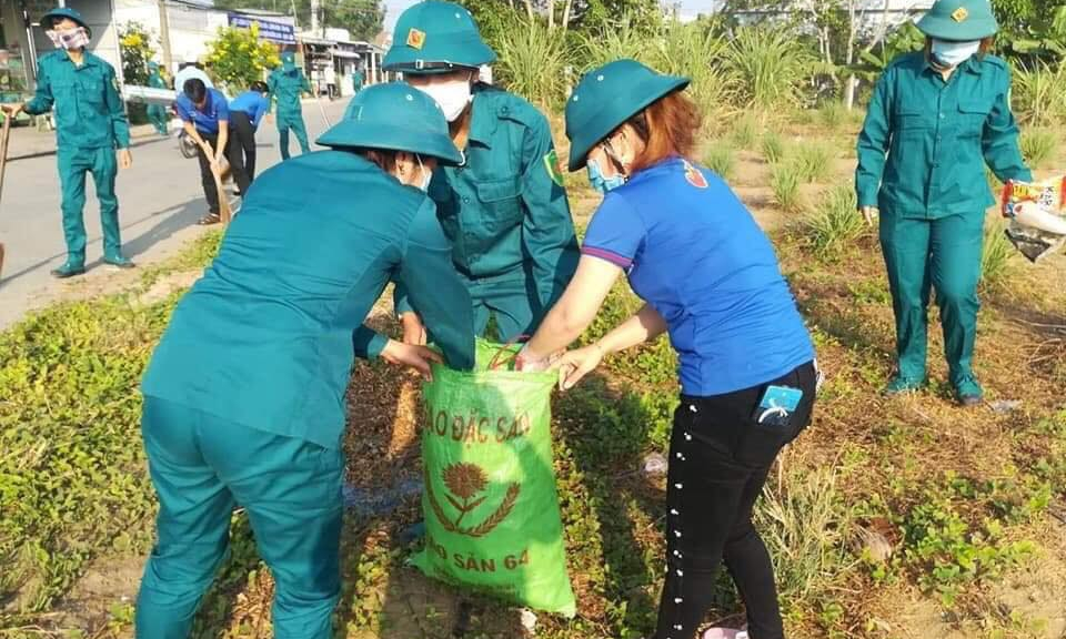 Bến Lức: Hơn 100 cán bộ, chiến sĩ ra quân dọn dẹp vệ sinh môi trường