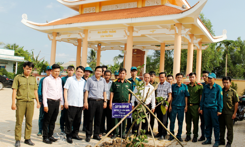 Cần Đước trồng cây lưu niệm nhân kỷ niệm 44 năm Ngày Giải phóng Miền Nam, thống nhất đất nước