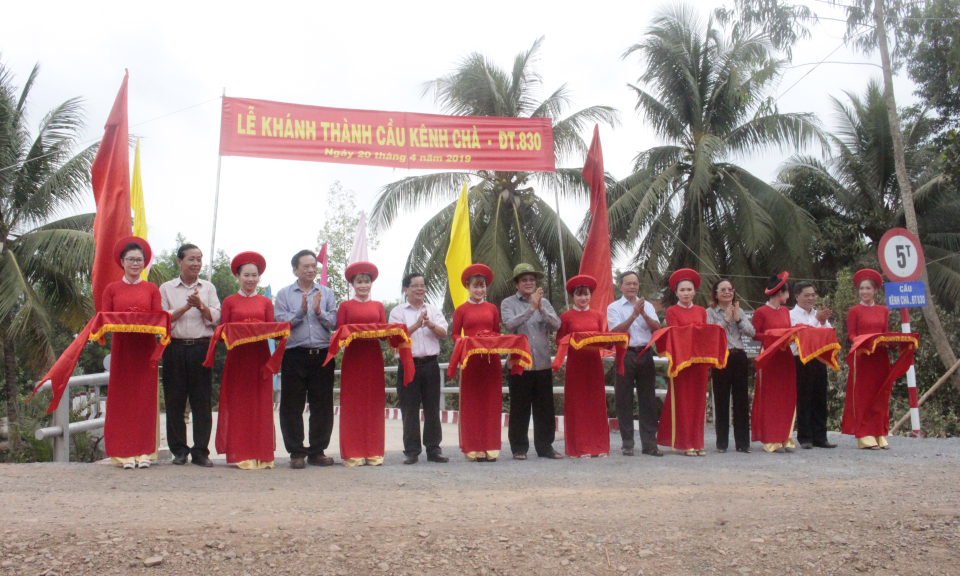 Nguyên Chủ tịch nước Trương Tấn Sang dự lễ khánh thành cầu giao thông tại Đức Hòa