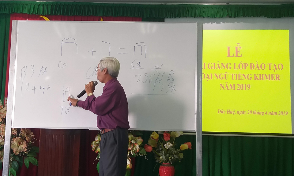 Đức Huệ: Khai giảng lớp đào tạo ngoại ngữ tiếng Khmer