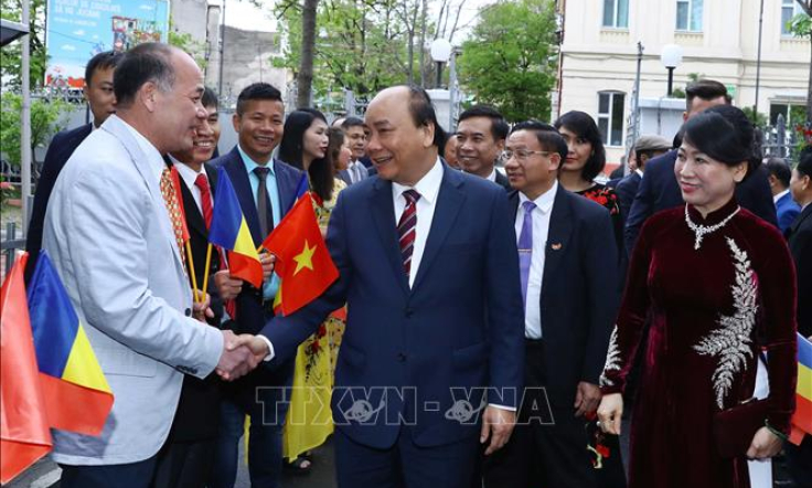 Thủ tướng gặp mặt cán bộ, nhân viên Đại sứ quán và kiều bào Việt Nam tại Romania