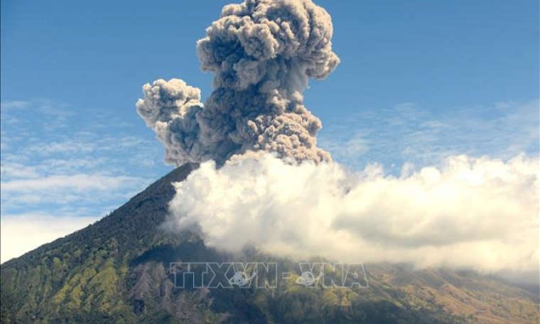 Núi lửa Agung tại Indonesia phun trào cột tro bụi cao 2.000m