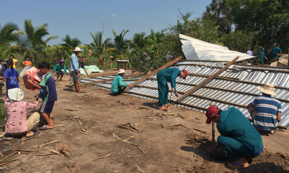 Tân Hưng: Thăm các gia đình có thiệt hại nhà do mưa giông lốc ở xã Vĩnh Lợi