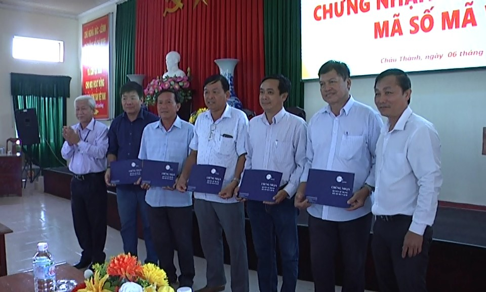 Châu Thành: 5 hợp tác xã thanh long được cấp giấy chứng nhận quyền sử dụng mã số mã vạch tập thể vùng trái cây Thanh Long xuất khẩu