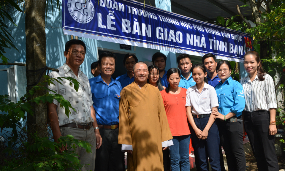 Cần Giuộc, Đức Hòa: Trao nhà tình bạn cho thanh niên, học sinh có hòan cảnh khó khăn