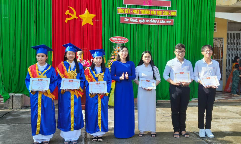 Trường THPT Tân Thạnh tổng kết và phát thưởng năm học 2018 &#8211; 2019