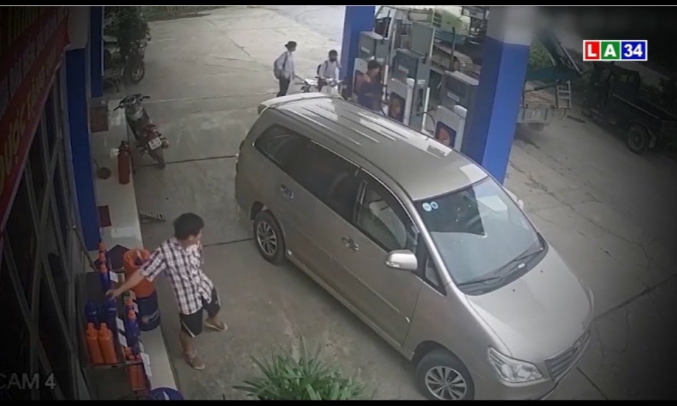 Đi ô tô vào đổ xăng, người đàn ông tranh thủ trộm chai dầu nhớt