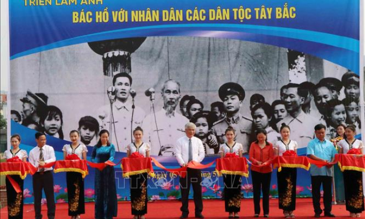 Triển lãm ảnh &#8216;Bác Hồ với nhân dân các dân tộc Tây Bắc&#8217;