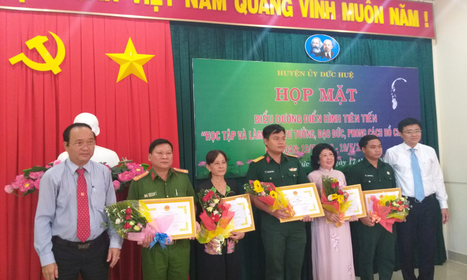 Đức Huệ: Biểu dương, khen thưởng điển hình tiên tiến trong học tập và làm theo tư tưởng, đạo đức, phong cách Hồ Chí Minh