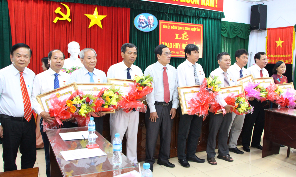 Đảng ủy khối cơ quan và doanh nghiệp tỉnh trao huy hiệu đảng