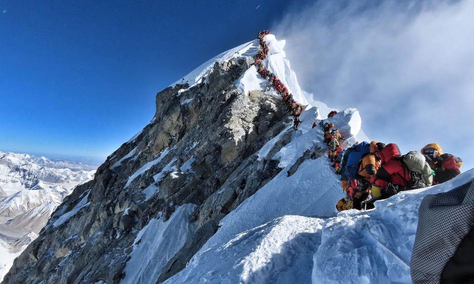 Tại sao lại có quá nhiều người bỏ mạng trên đỉnh Everest năm nay?