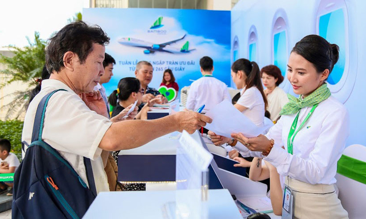 Khách “đội nắng” chờ “săn” vé ưu đãi tại Bamboo Airways