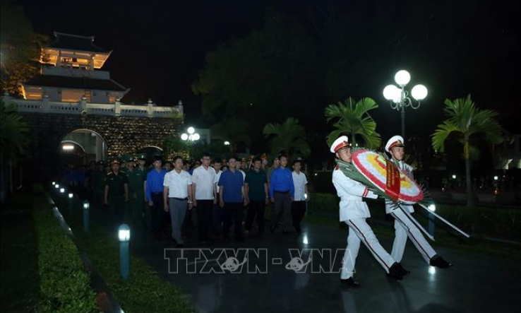 Thắp nến tri ân các Anh hùng liệt sĩ tại Nghĩa trang liệt sĩ A1