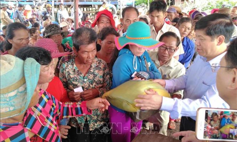 Tặng quà cho bà con gốc Việt khó khăn ở vùng Biển Hồ, Campuchia