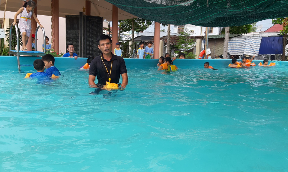 Tân Thạnh: Phát động toàn dân tập luyện bơi lội phòng chống đuối nước năm 2019