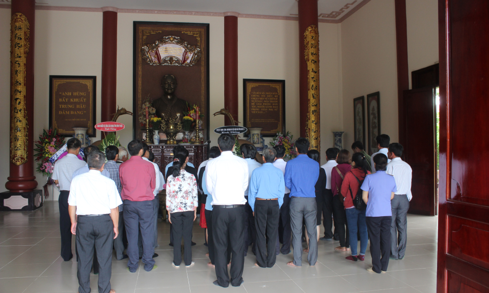 Mộc Hóa tổ chức Về nguồn tại khu lưu niệm nữ tướng Nguyễn Thị Định