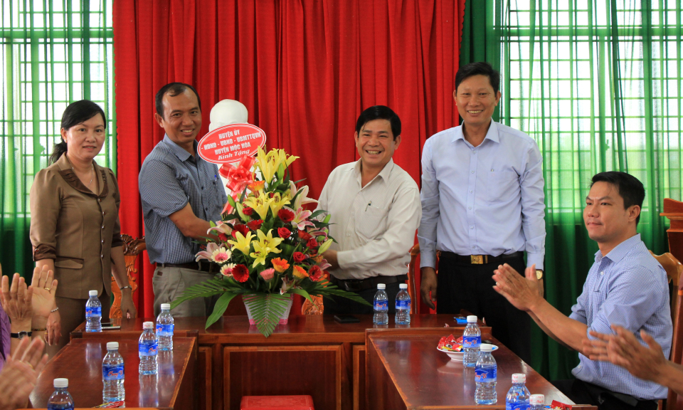 Lãnh đạo huyện Mộc Hóa chúc mừng Ngày Báo chí cách mạng Việt Nam