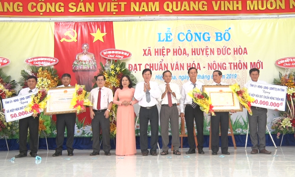 Đức Hòa: Xã Hiệp Hòa đón nhận danh hiệu đạt chuẩn xã văn hóa-nông thôn mới
