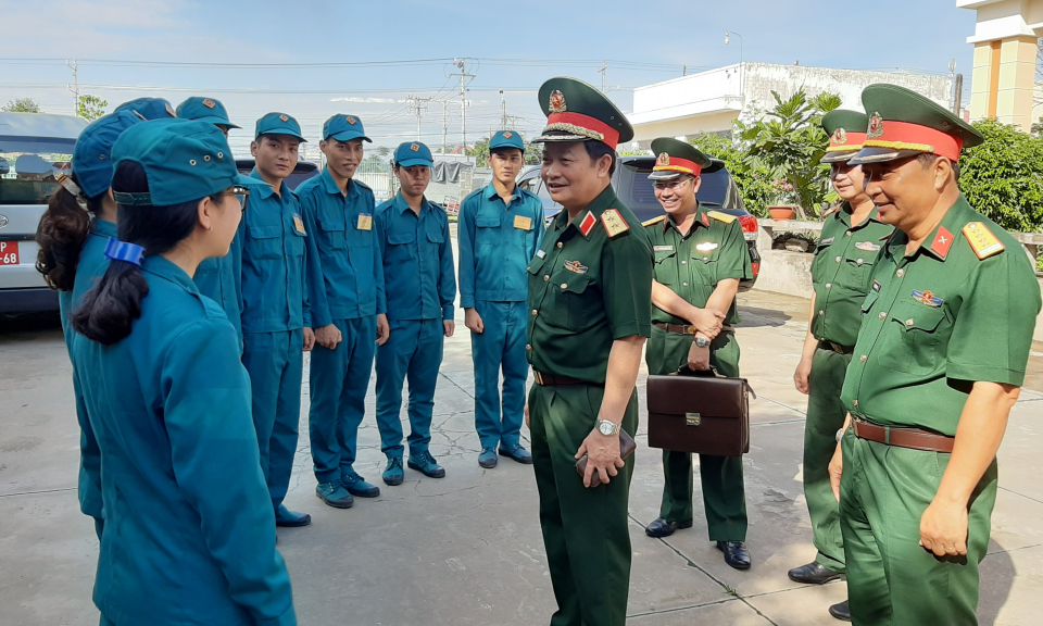 Chính ủy Quân khu 7 kiểm tra công tác huấn luyện tại TP Tân An