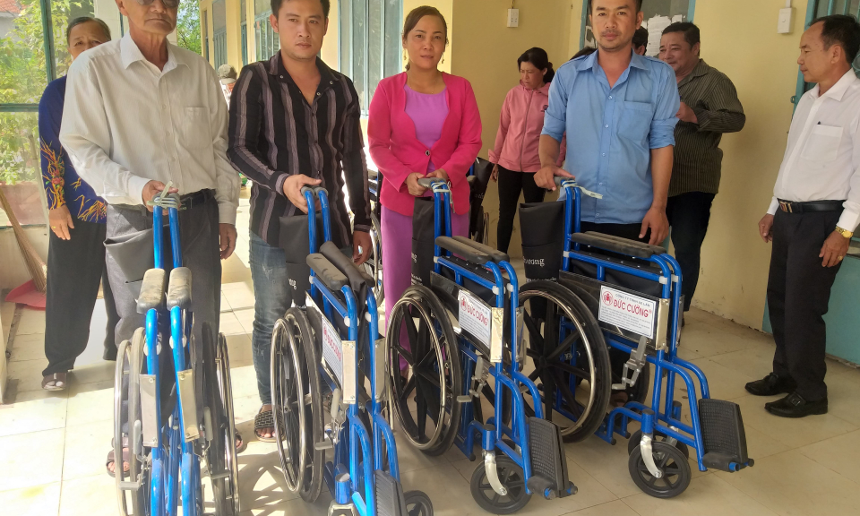 Đức Huệ: Tặng xe lăn cho người khuyết tật