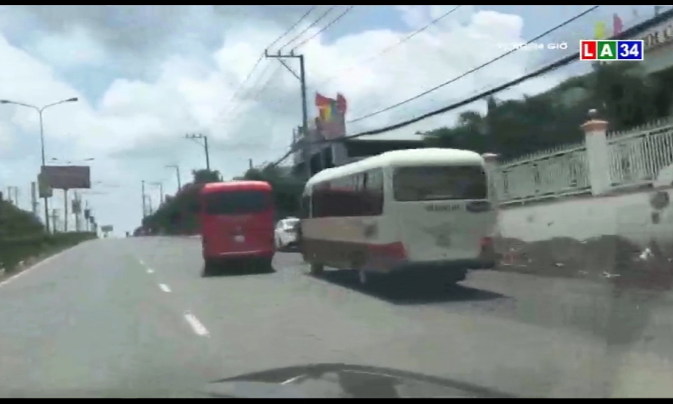 Camera nóng | 2 xe khách rượt đuổi nhau như phim hành động trên phố