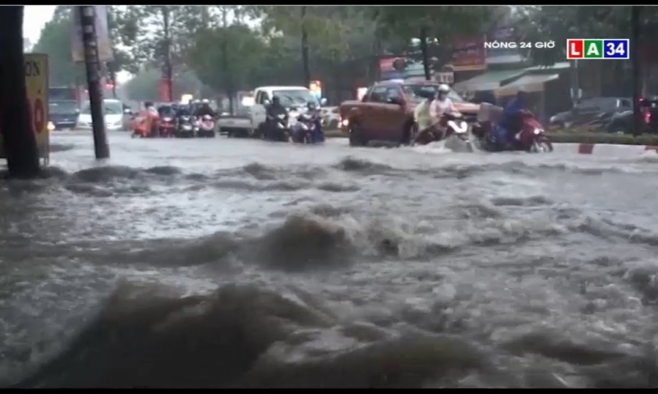 Đường phố Biên Hòa thành sông sau mưa