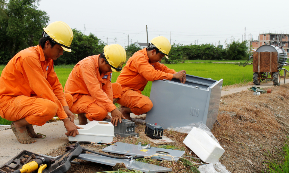 Điện lực Cần Đước tăng cường kiểm tra mạng lưới điện mùa mưa bão